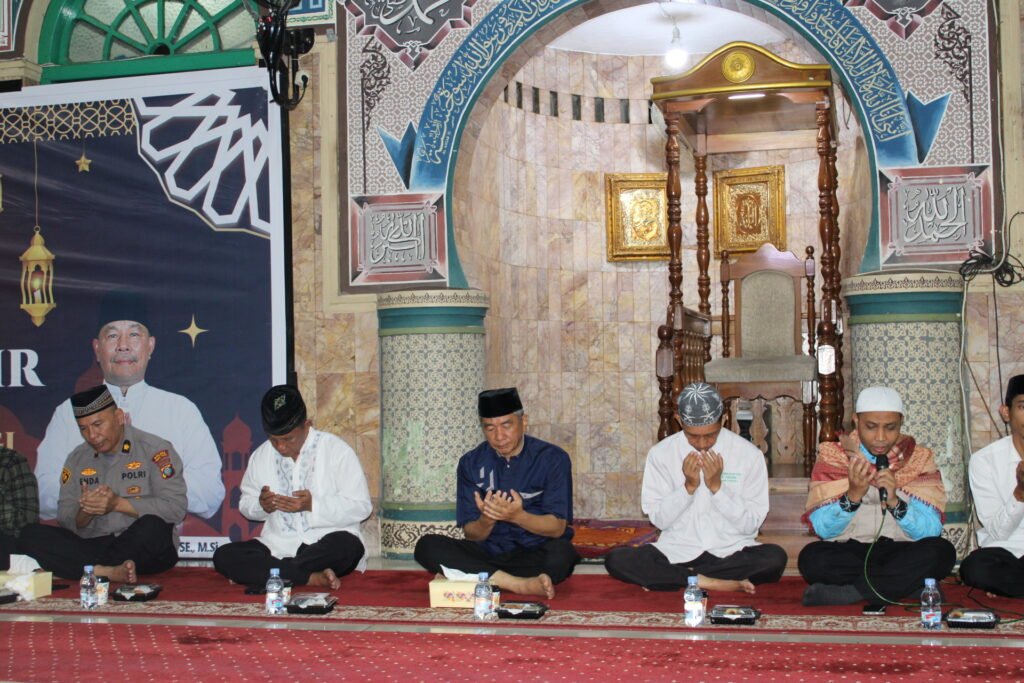 Sekdako Erwin Suheri Damanik dan jajaran pejabat berdoa saat penyambutan jemaah haji di Masjid Raya Nur-Addin