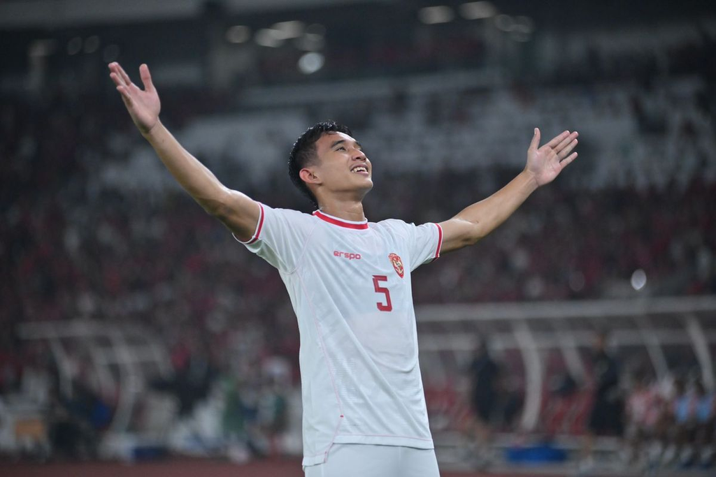 Pemain bertahan tangguh, Rizky Ridho, melakukan selebrasi emosional menjelang laga krusial dalam Prediksi Timnas Indonesia vs Thailand.